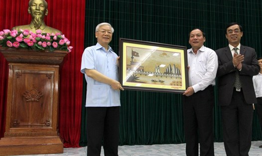 Lãnh đạo tỉnh Quảng Trị tặng bức tranh làm bằng gạo cho Tổng Bí thư Nguyễn Phú Trọng. Ảnh: Hưng Thơ.